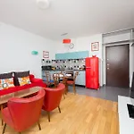 American Retro With Balcony Powisle By Renters アパート ワルシャワ